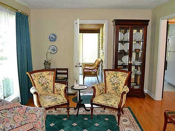 4th image of 5521 Primrose Ave