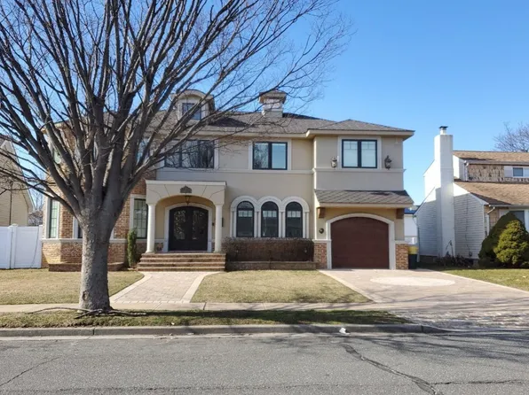 11 Harvard St, Massapequa, NY 11758