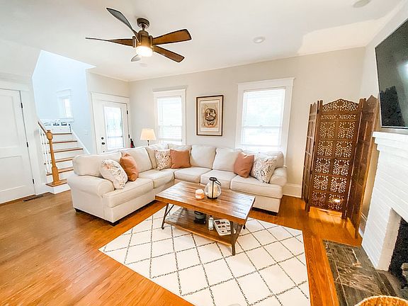 Living Room/Gas Fireplace