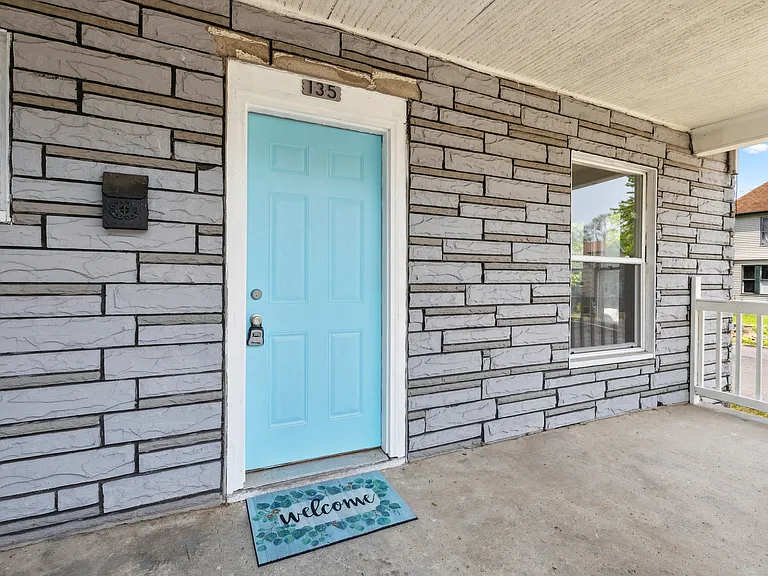 135 E Bowman St — Photo 3
