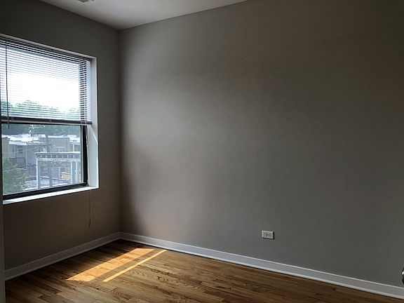 3rd image of 6704 N Artesian Ave #1R