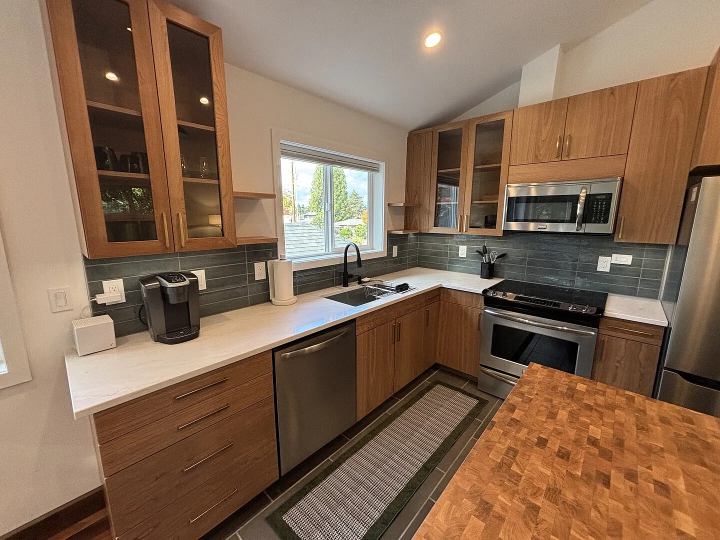Quiet Secluded Upstairs 2 Bed ADU in Milwaukie — Photo 2