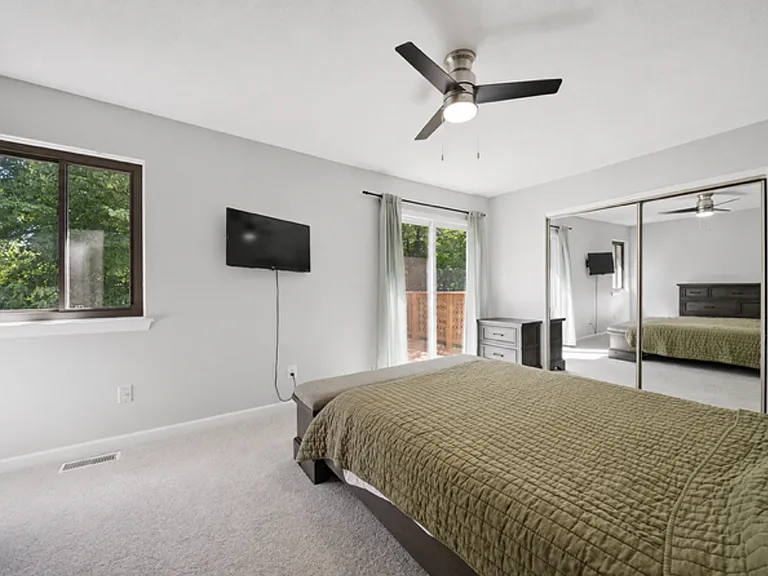 719 Waters Dr — Photo 16
