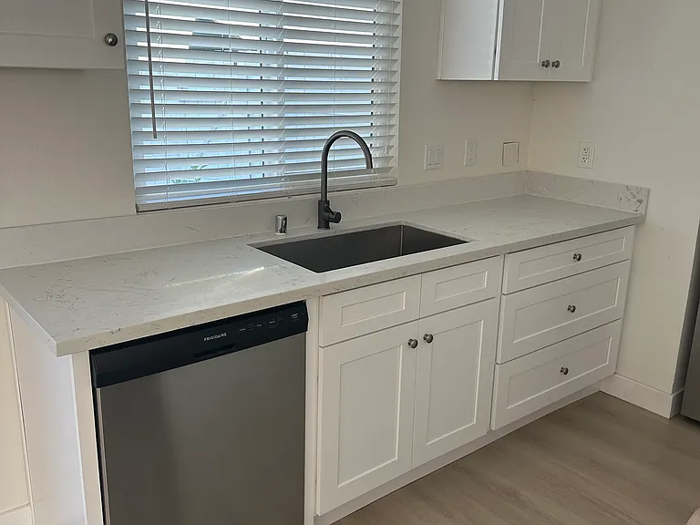 217 W Carroll Ave — Photo 6