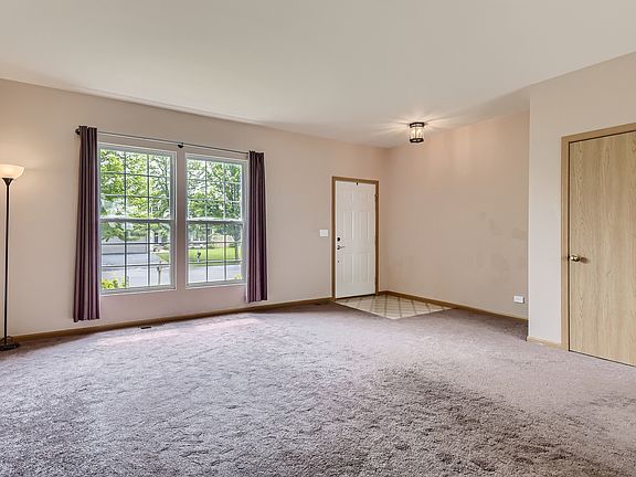 3rd image of 11712 Glenn Cir