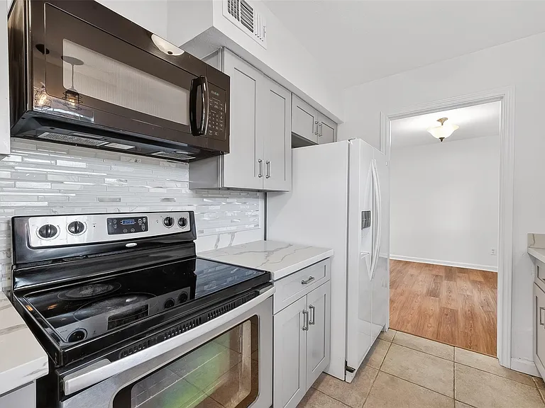 500 N Post Oak Ln — Photo 16