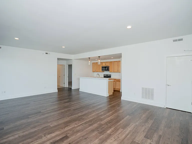 Riverside Village Apartments — Photo 116