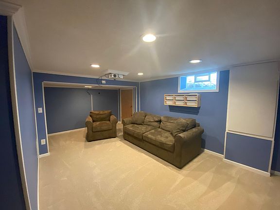 3rd image of 1498 College Hill Dr