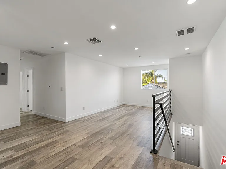 5645 1/2 Willowcrest Ave — Photo 5