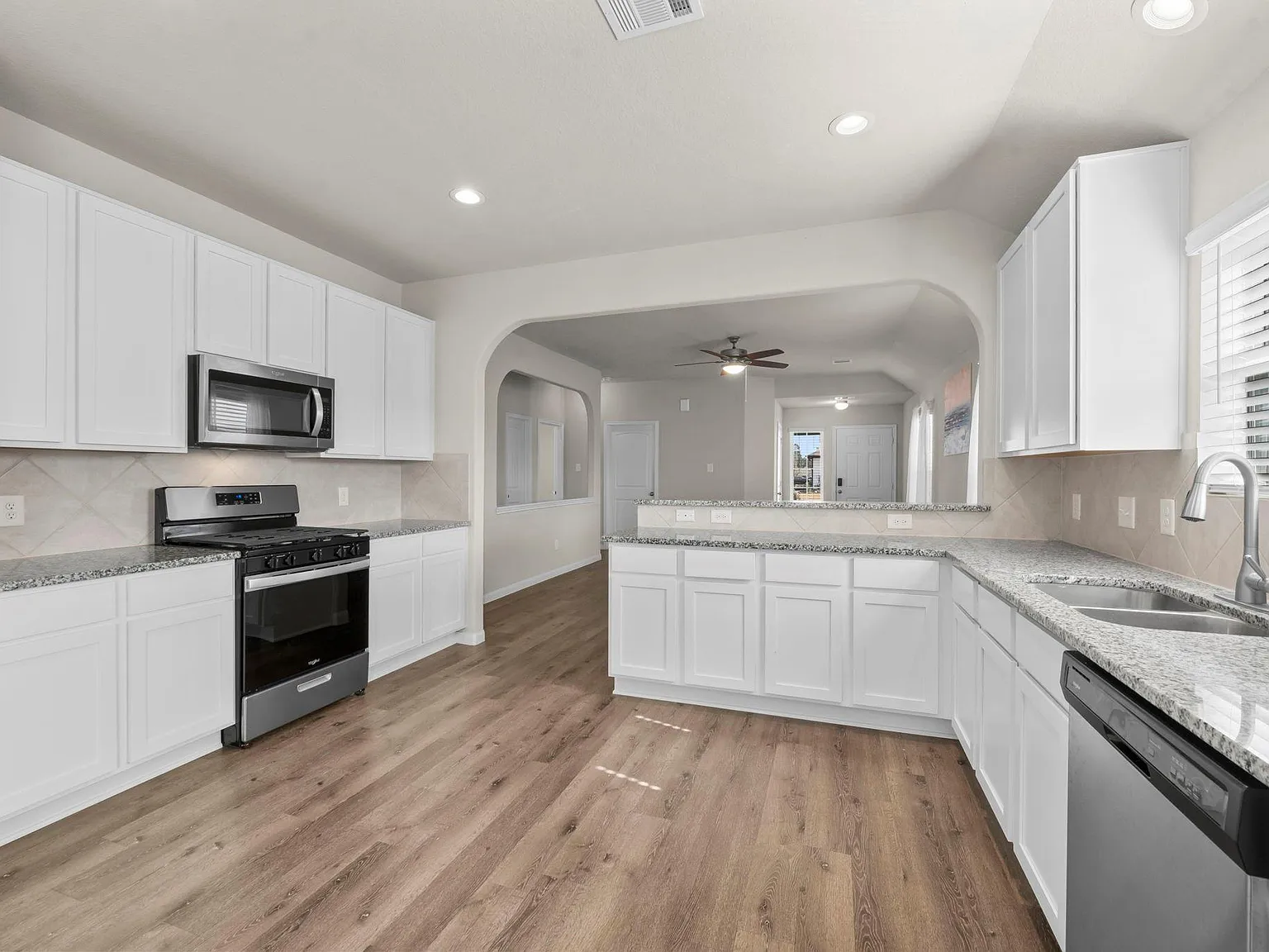 4 bed, 2.0 bath, 1549 sqft, $2,200 — Photo 2
