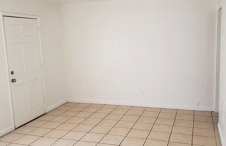114 W Riley Dr — Photo 2