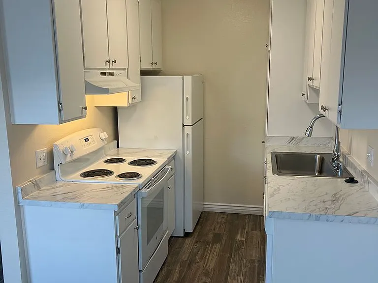 La Fuente Apartments — Photo 5