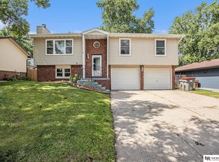 6123 NW 9th St, Lincoln, NE 68521