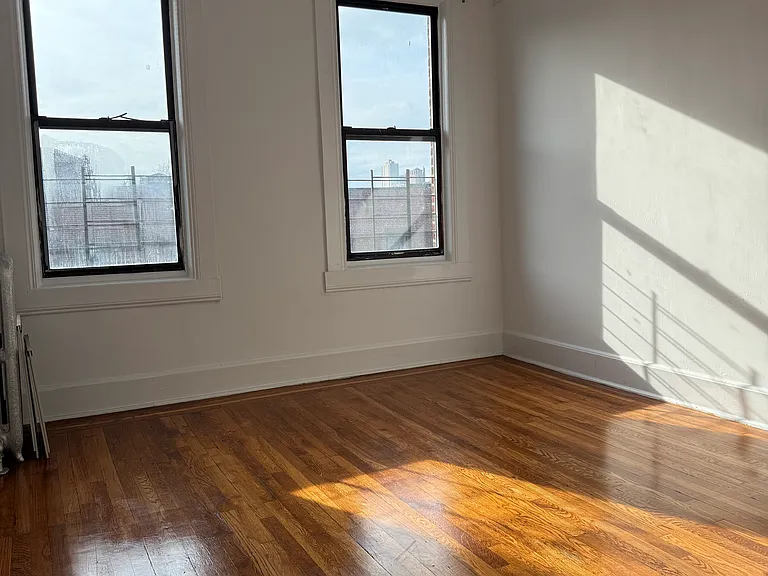 Carpenter Ave — Photo 1