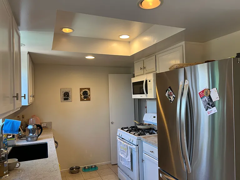 Kitchen, newer refrigerator included