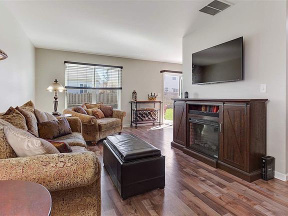 4th image of 2593 Carlisle Ln