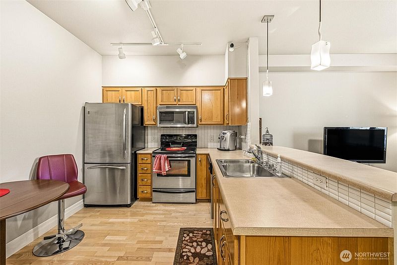 5th image of 910 Harris Avenue #208