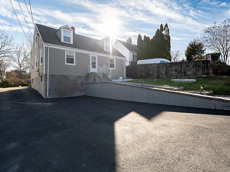 191 Hobart Ave — Photo 2