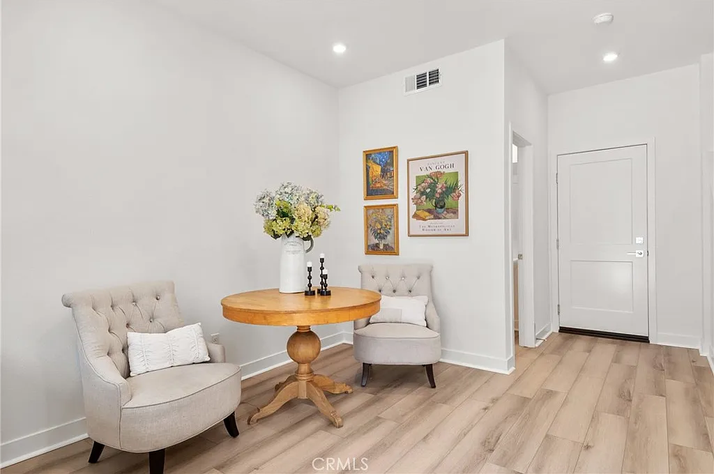 2 bed, 1.5 bath, 910 sqft, $3,450 — Photo 4