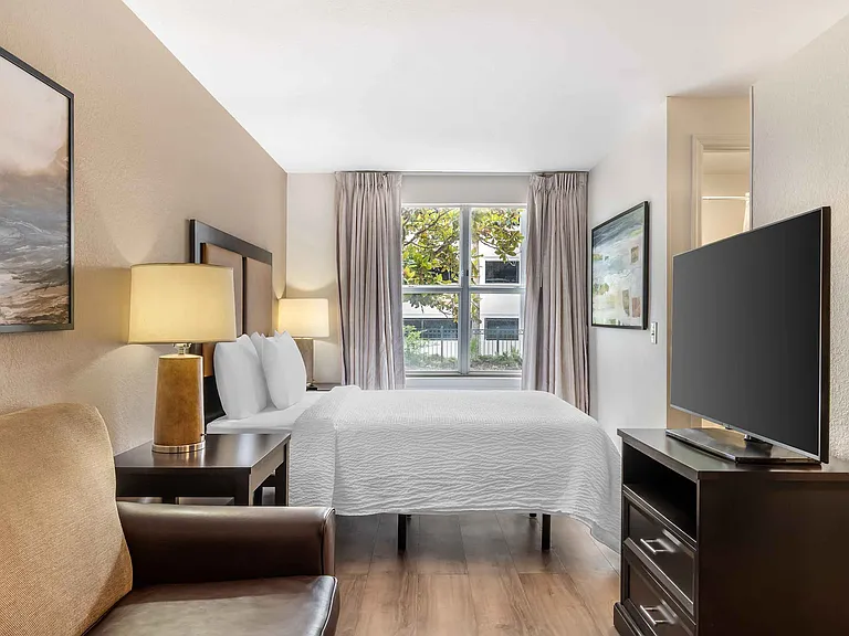 Deluxe Studio - 1 Queen Bed