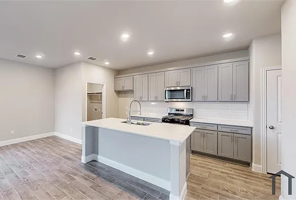 716 Portina Dr — Photo 6