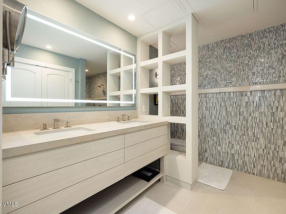 4th image of 610 W Lionshead Cir #517