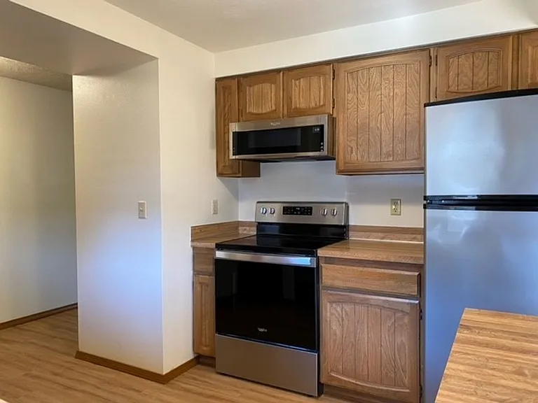 2377 Edgehill Ct S — Photo 6