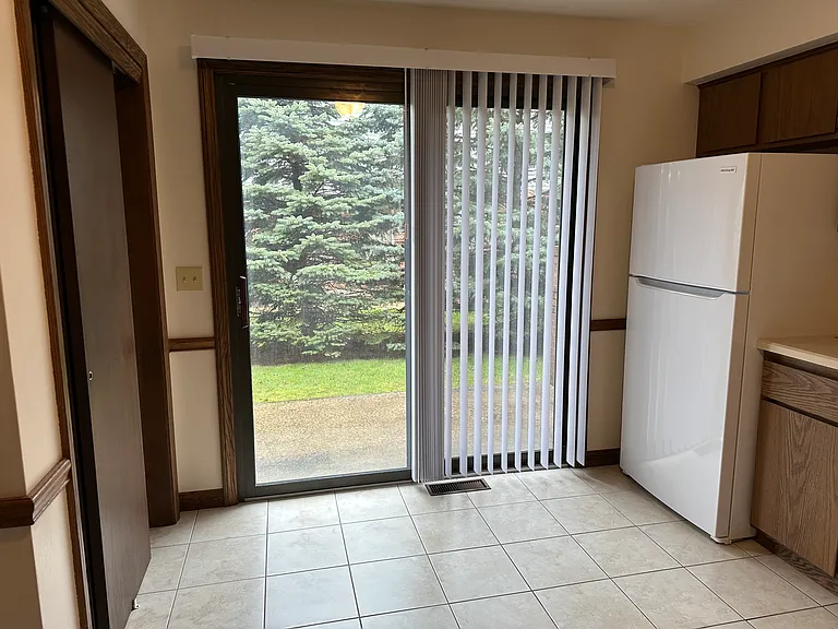 3850 Canterbury Dr — Photo 6
