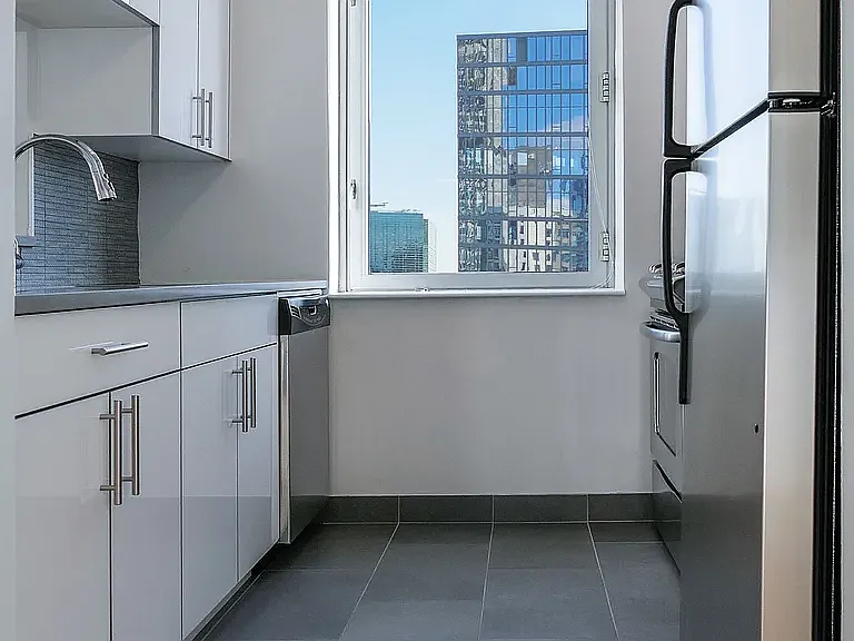 150 E 44th St #34C — Photo 5