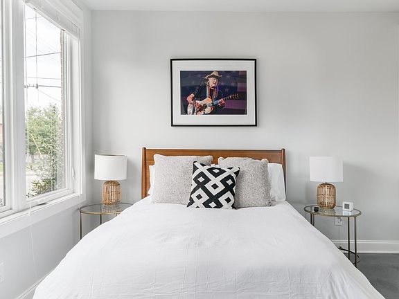 1st floor- 1 queen bed, en suite bathroom