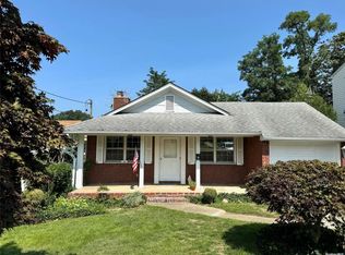 15 Ridge Dr, Manhasset, NY 11030