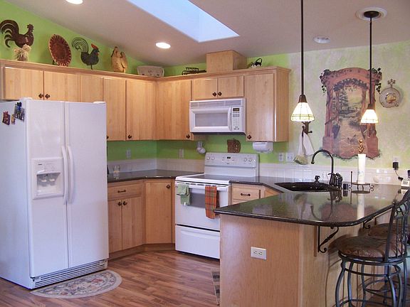 Kitchen with Solid Surface Granite Coutner, Upgraded Cabinets & Decor Fixtures