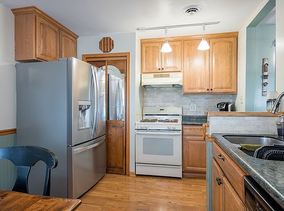 4th image of 2108 Emerson Ave