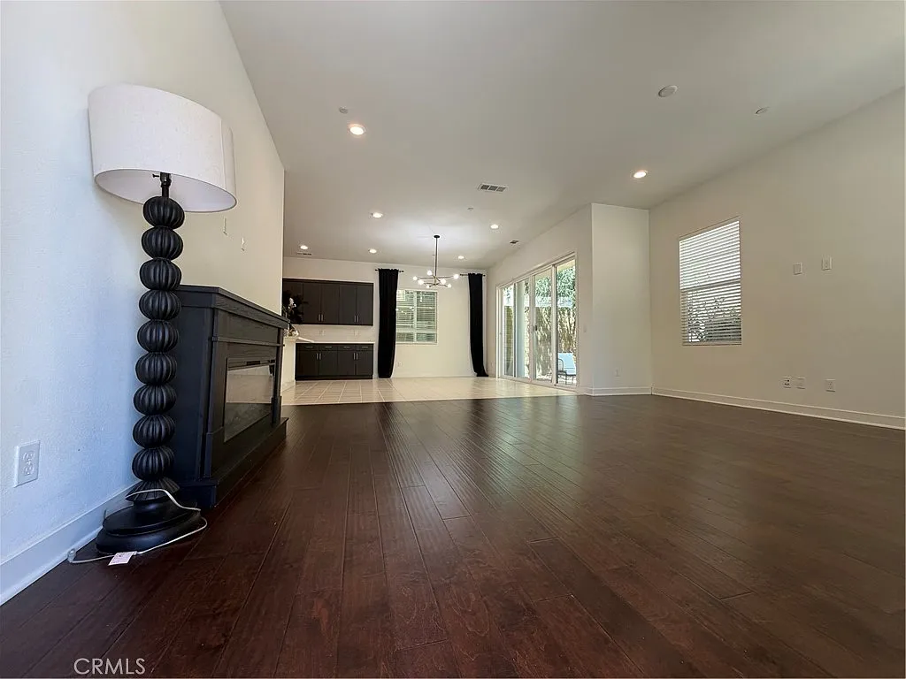 3 bed, 2.5 bath, 2013 sqft, $4,900 — Photo 4