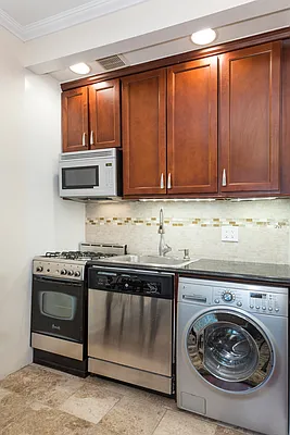 Rented by Perry Associates NYC Inc | media 31