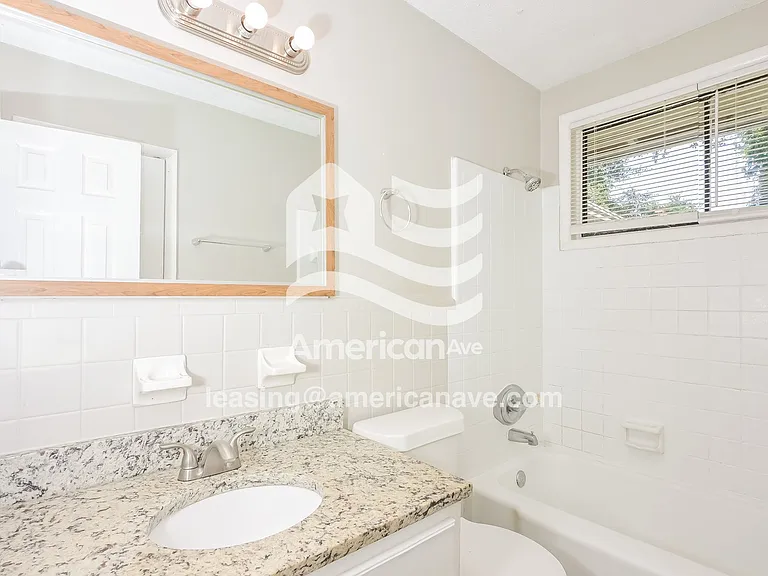 1237609_007_main_bathroom_8.jpg