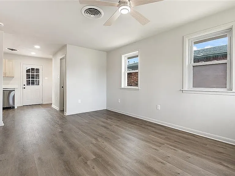 220 Grove Ave — Photo 4