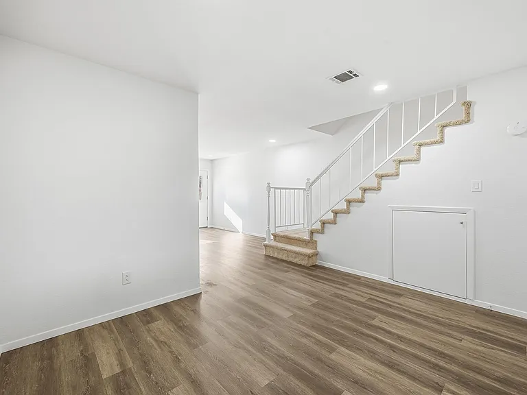 73 Winchester Dr — Photo 6