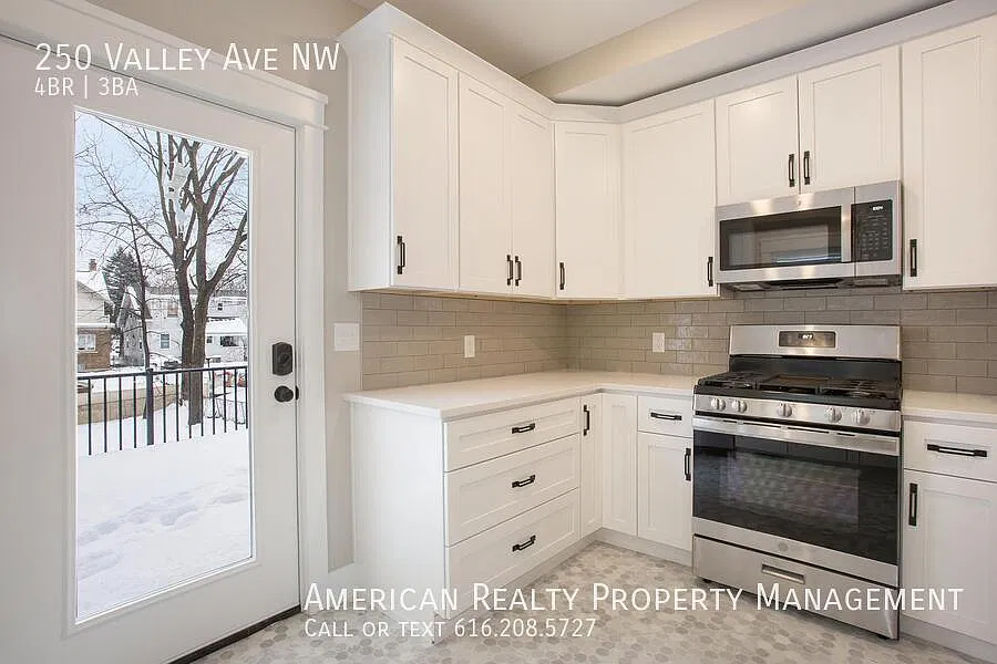 4 bed, 2.5 bath, 1400 sqft, $2,900 — Photo 3
