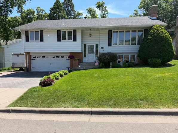 8 Imperial Dr E, West Saint Paul, MN 55118