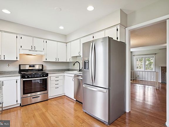 3rd image of 2810 Balliett Ct