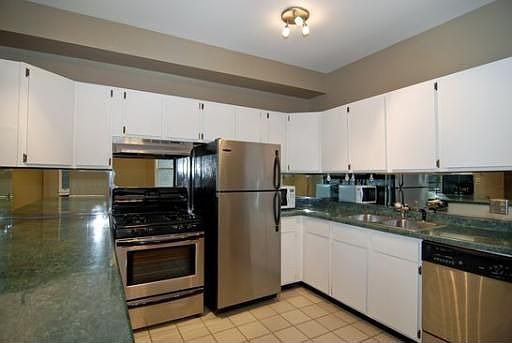 4th image of 3223 N Kenmore Ave #2