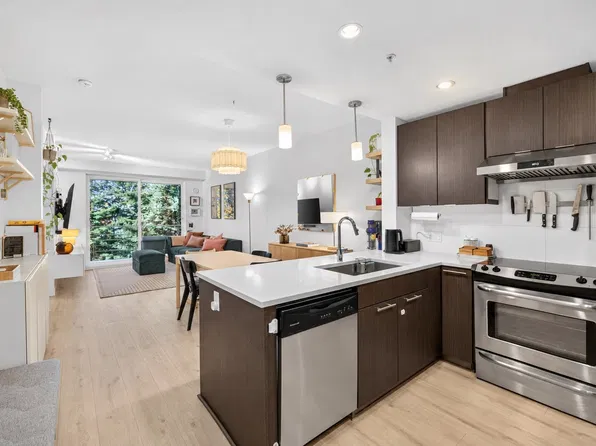 733 3rd St W #402, North Vancouver, BC V7M 0C8