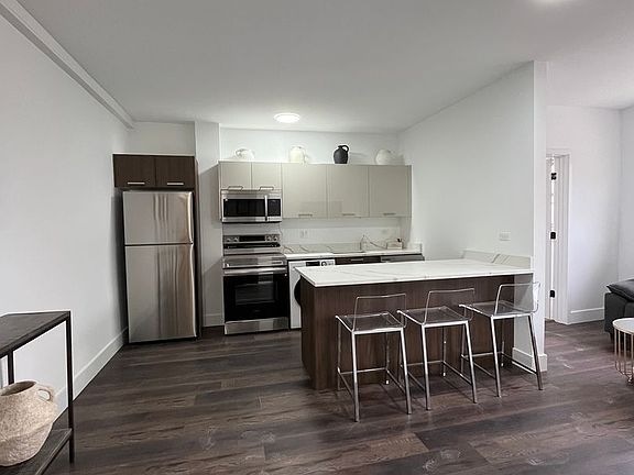 2nd image of 835 E 53rd St #2S