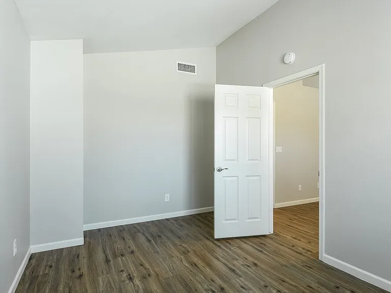 2028 W Columbine Dr — Photo 2