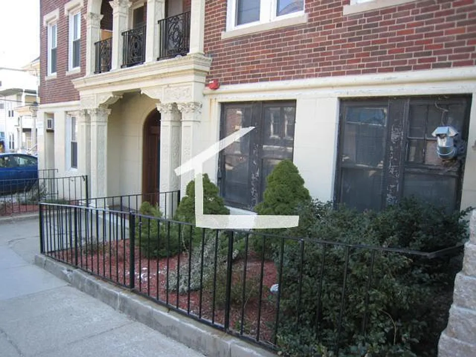 26 Quint Ave #4L