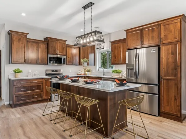 4901 Education Dr N, Hugo, MN 55038