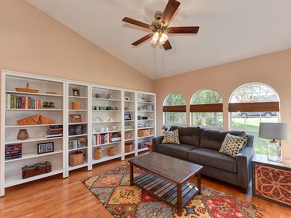 5th image of 2784 King Edward Dr