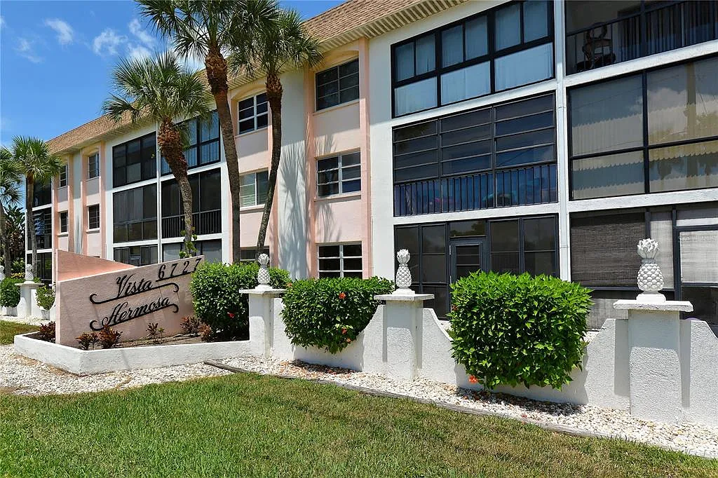 2 bed, 2.0 bath, 900 sqft, $7,500 — Photo 3