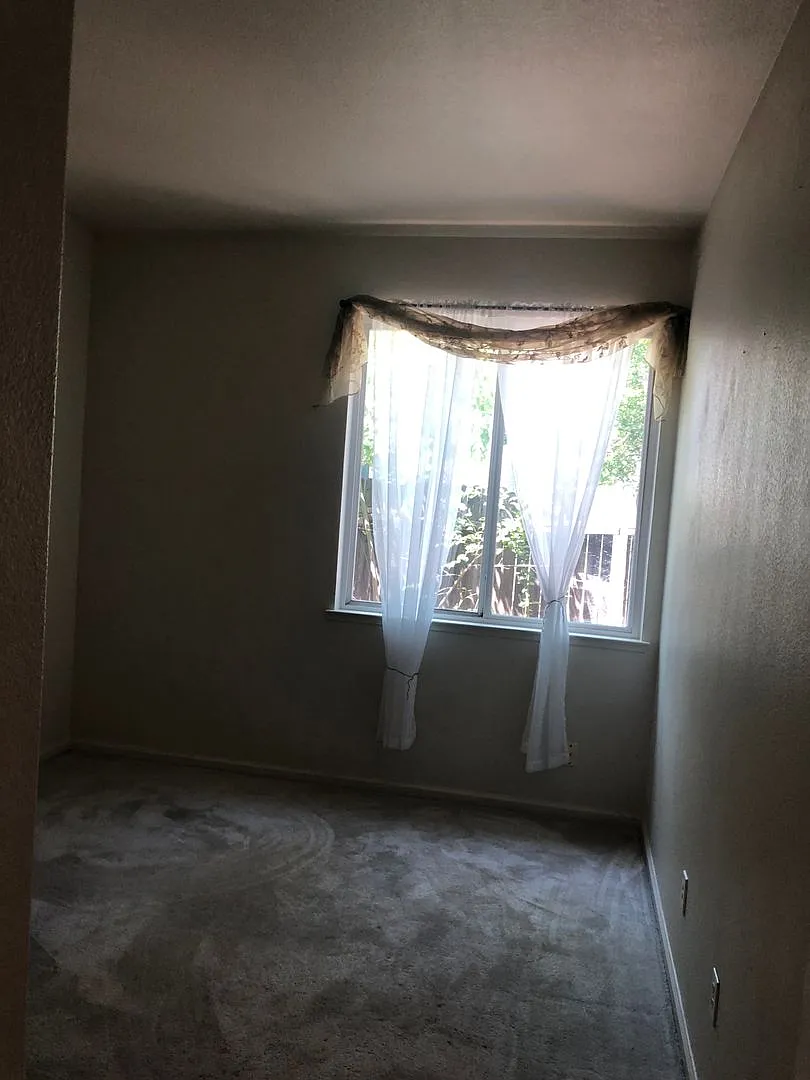 Adorable 3/2 Single Story Elk Grove Home (Please read ENTIRE ad for viewings) — Photo 4